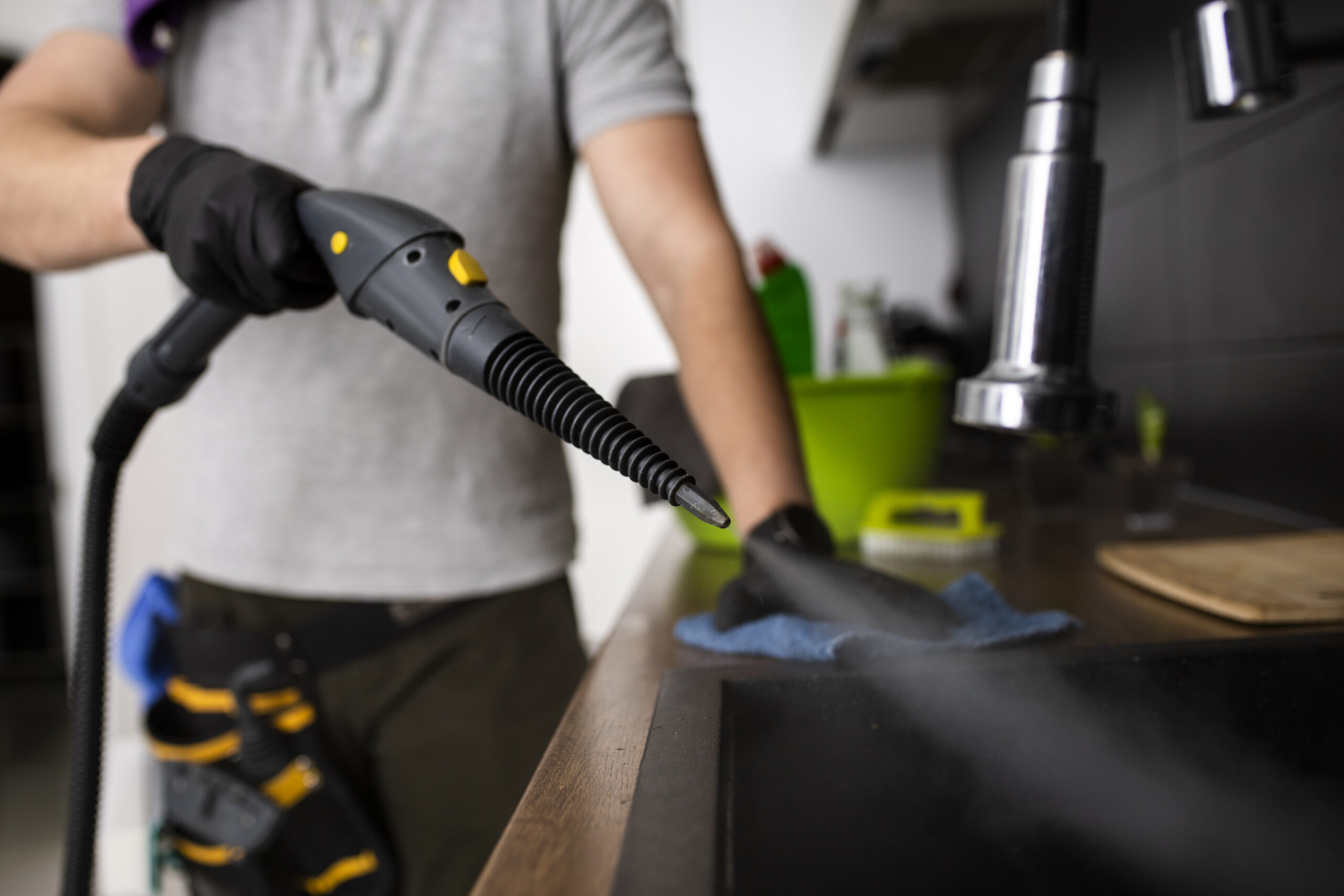 We Host 3 hombre haciendo servicio profesional de limpieza del hogar 1 scaled